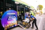Người dân Thủ đô háo hức khám phá xe buýt không khói đầu tiên ở Việt Nam