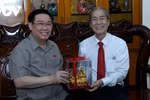 Chủ tịch Quốc hội thăm, chúc Tết gia đình cố Chủ tịch Quốc hội Nguyễn Hữu Thọ
