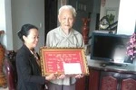 Noi gương Bác Hồ, thầy giáo ngoài 90 vẫn không ngừng học tập