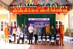170 hộ nghèo và gia đình chính sách được tặng bóng đèn tiết kiệm điện