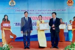 Ra Hà Nội, được giao lưu mới thấy nhiều thầy cô giáo còn khổ quá...