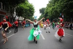 Đua chụp ảnh check-in với các vũ công carnival siêu hot tại phố đi bộ Bờ Hồ