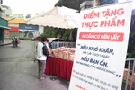 “Nếu khó khăn, hãy lấy 1 gói…”: Thêm những điểm từ thiện ấm lòng giữa đại dịch