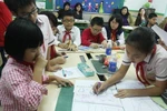 Giáo viên ám ảnh, mệt mỏi, học trò bí bách loay hoay với "Bàn tay nặn bột"
