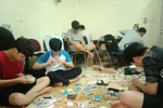 Trắng đêm sản xuất máy nhắc nhở thông minh hỗ trợ bác sĩ chống dịch Covid-19