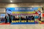 Vietnam Airlines chào đón những hành khách đầu tiên nhân dịp năm mới 2025