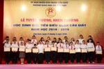 Thưởng bằng tiền cho học trò, đúng hay sai?
