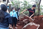 Thầy trò cùng làm chợ miễn phí dành cho đồng bào Gia Rai