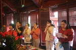 Thí sinh nườm nượp đến Văn Miếu - Quốc Tử Giám cầu may trước kì thi lớp 10