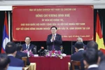 Chủ tịch Quốc hội gặp mặt kiều bào, cộng đồng doanh nghiệp Việt Nam tại Lào