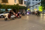 Nhiều học sinh đi ngược chiều, phóng xe vun vút trên đường phố Hà Nội