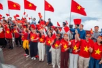 Du khách hào hứng và tự hào dự lễ thượng cờ trên đỉnh Fansipan dịp 30/4 - 1/5