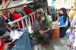 Đến từng ngõ, gõ từng nhà - tặng quà đến những gia đình khó khăn do Covid-19