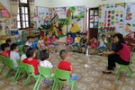 Chăm sóc trẻ cả ngày, đi đường mòn, suối sâu, GVMN vùng cao mong nghỉ hưu sớm