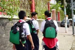 Đồng phục học đường đã trở thành miếng bánh của không ít cán bộ quản lý giáo dục
