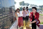 Chủ tịch Quốc hội dâng hương tưởng niệm các Anh hùng liệt sĩ tại Vĩnh Long