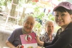 Nghệ sĩ Hương Lan thăm và tặng quà cho các nghệ sĩ viện dưỡng lão