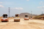 EVNNPT di dời điểm giao chéo đường dây truyền tải để thi công cao tốc Bắc-Nam