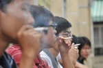 Người ta vẫn hút, vô tư khắp chốn, có coi luật ra gì đâu...