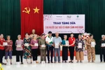 Nutifood hỗ trợ sữa dinh dưỡng cho người lớn tuổi khó khăn