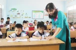 Hiệu trưởng, hiệu phó phải xắn tay vào dạy phụ đạo lớp 1- tín hiệu vui dạy thật