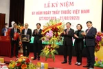 Chủ tịch Quốc hội thăm và chúc mừng đội ngũ thầy thuốc nhân ngày 27/2