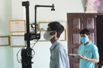 Thầy giáo cùng học trò sáng chế Máy đón học sinh đến trường