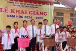 Phó Thủ tướng Lê Thành Long dự khai giảng, trao học bổng cho học sinh ở Hòa Bình