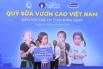 Vinamik tiếp tục trao 64.000 ly sữa cho trẻ em Bình Định