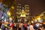 Pháo hoa, dân nghèo và tiếng chuông
