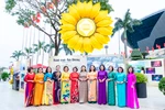Đông đảo du khách check in với hoa hướng dương tại triển lãm ở Đà Nẵng