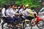 Học sinh đi xe máy, vi phạm giao thông nhiều, lỗi tại ai?