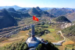 Tự hào lá cờ Việt Nam trên hành trình chinh phục miền biên ải