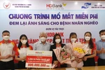 HDBank trao tặng 2.800 thẻ Bảo hiểm y tế và tài trợ 1.000 ca phẫu thuật mắt
