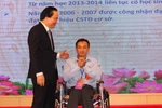 Nghị lực phi thường của thầy giáo ngồi xe lăn