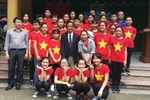 Giáo sư Nguyễn Lân Dũng trao đổi đôi điều với các bạn trẻ