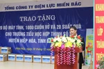 EVNNPC trao tặng quà tại Trường Tiểu học Hợp Thịnh số 2