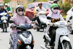 Vì sao nhiều người chịu đi làm xa hàng chục km dù xót xăng, đau lưng?