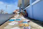Cơn bão đi qua, thầy trò trường Song Tử Tây cùng phơi khô sách vở