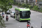 Vinbus thử nghiệm lộ trình trên đường phố Thủ đô trước khi chính thức vận hành