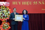 Nguyên Thường trực Ban Bí thư Lê Hồng Anh nhận huy hiệu 55 năm tuổi Đảng