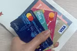 Nhiều loại phí thẻ tín dụng quốc tế khiến nhà băng gặp khó