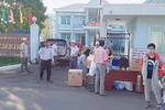 Phòng giáo dục phát khẩu trang miễn phí cho nhân dân