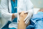 Vết thương lâu lành ở người cao tuổi: Dấu hiệu cảnh báo sức đề kháng suy yếu