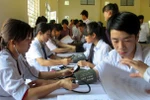 Bao giờ giáo viên chủ nhiệm mới thoát kiếp “đại lý bảo hiểm bất đắc dĩ"?
