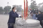 Dâng hương, dâng hoa tưởng nhớ Chủ tịch Hồ Chí Minh và các liệt sỹ