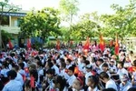 Cha mẹ có biết không, con em mình đã vào mùa đội nắng tập khai giảng đấy!