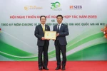 Doanh nhân Đỗ Quang Hiển nhận kỷ niệm chương vì sự nghiệp phát triển ĐHQGHN