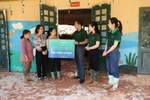 Những đứa trẻ không còn trường học sau bão lũ