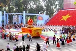 Xét trên toàn cầu, chả có nơi nào mà dân chủ hòa tan cả giá trị dân tộc